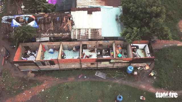 Sau cơn gió giật, nguyên dãy nhà trọ không còn mái - Ảnh 1. Sau cơn gió giật, nguyên dãy nhà trọ không còn mái - Ảnh 1.