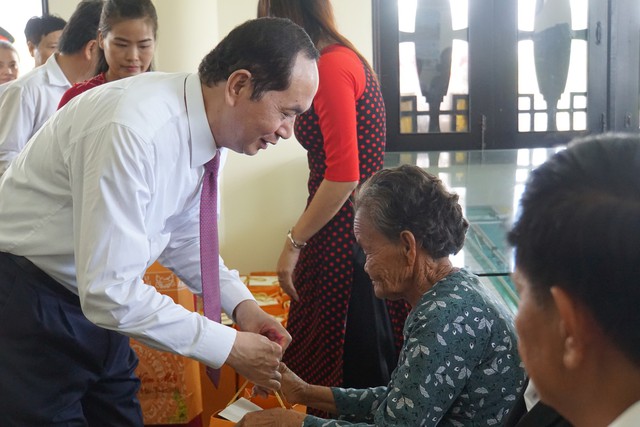 Chủ tịch nước thăm gia đình thương binh, liệt sĩ ở Đồng Nai - Ảnh 3. Chủ tịch nước thăm gia đình thương binh, liệt sĩ ở Đồng Nai - Ảnh 3.