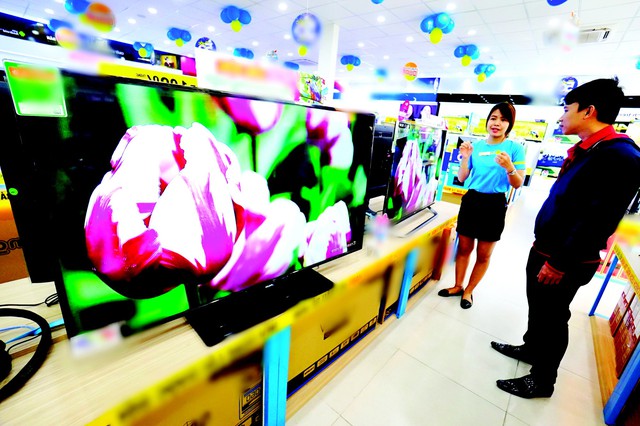 “Tung chiêu” bán tivi mùa World Cup - Ảnh 2. “Tung chiêu” bán tivi mùa World Cup - Ảnh 2.