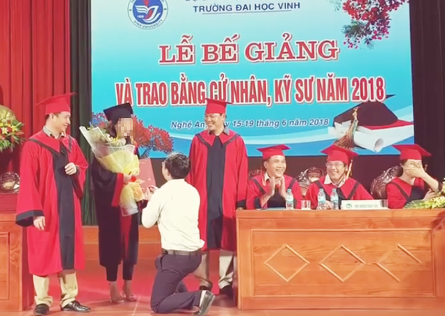 Không ai cấm cầu hôn nơi công cộng, nhưng tỏ tình phải thích hợp! - Ảnh 1. Không ai cấm cầu hôn nơi công cộng, nhưng tỏ tình phải thích hợp! - Ảnh 1.