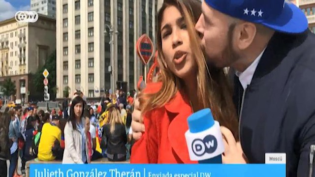 Nữ phóng viên bị quấy rối tình dục lúc trực tiếp World Cup - Ảnh 1. Nữ phóng viên bị quấy rối tình dục lúc trực tiếp World Cup - Ảnh 1.