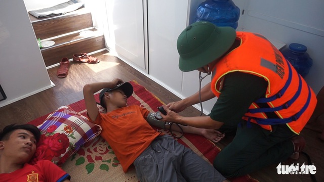 Cứu 4 ngư dân lênh đênh trên biển sau khi tàu chìm - Ảnh 2. Cứu 4 ngư dân lênh đênh trên biển sau khi tàu chìm - Ảnh 2.