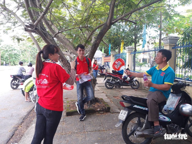 Tư vấn, tờ rơi du học bủa vây điểm thi THPT ở Miền Trung - Ảnh 8. Tư vấn, tờ rơi du học bủa vây điểm thi THPT ở Miền Trung - Ảnh 8.