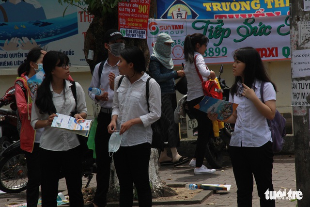 Tư vấn, tờ rơi du học bủa vây điểm thi THPT ở Miền Trung - Ảnh 5. Tư vấn, tờ rơi du học bủa vây điểm thi THPT ở Miền Trung - Ảnh 5.