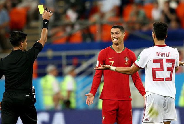 Cristiano Ronaldo bị “thẻ đỏ” từ người hâm mộ - Ảnh 2. Cristiano Ronaldo bị “thẻ đỏ” từ người hâm mộ - Ảnh 2.