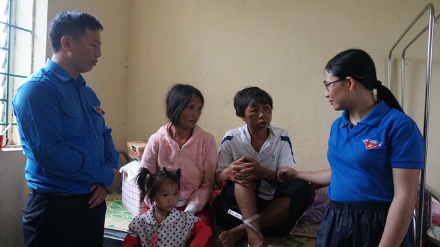 Báo Tuổi Trẻ trao quà cho bà con vùng lũ Lai Châu - Ảnh 6. Báo Tuổi Trẻ trao quà cho bà con vùng lũ Lai Châu - Ảnh 6.