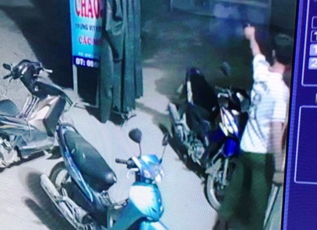 Trưởng công an xã nổ súng giải tán đám đông phải giải trình - Ảnh 1. Trưởng công an xã nổ súng giải tán đám đông phải giải trình - Ảnh 1.