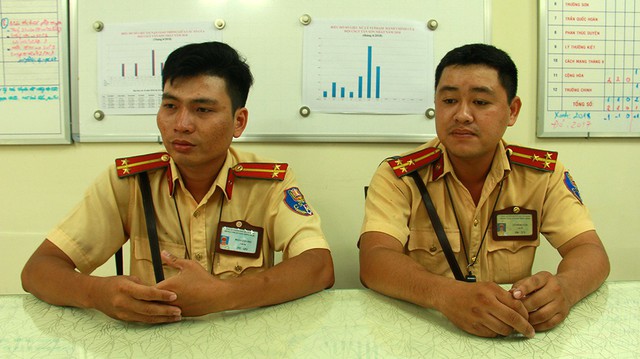 Cháu bé được CSGT bế đi cấp cứu đã được xuất viện - Ảnh 2. Cháu bé được CSGT bế đi cấp cứu đã được xuất viện - Ảnh 2.