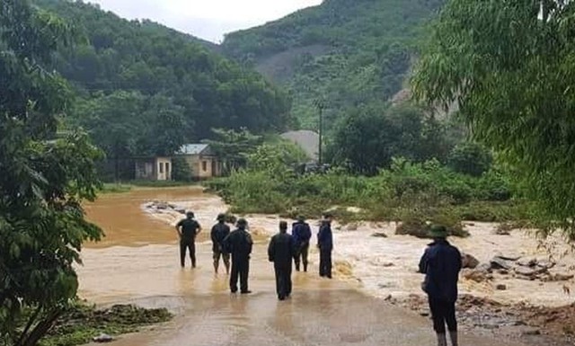 Một thiếu úy công an bị lũ cuốn trôi khi đi làm nhiệm vụ - Ảnh 1. Một thiếu úy công an bị lũ cuốn trôi khi đi làm nhiệm vụ - Ảnh 1.