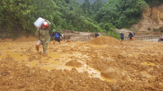 Nhà mạng chiến đấu với trắng sóng hậu lũ quét ở Tây Bắc - Ảnh 2. Nhà mạng chiến đấu với trắng sóng hậu lũ quét ở Tây Bắc - Ảnh 2.