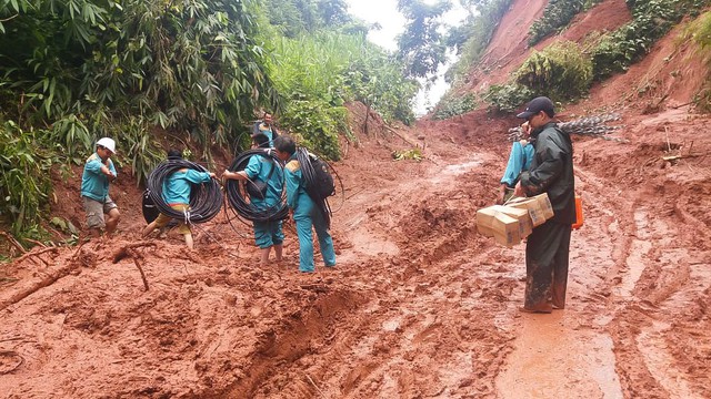Nhà mạng chiến đấu với trắng sóng hậu lũ quét ở Tây Bắc - Ảnh 5. Nhà mạng chiến đấu với trắng sóng hậu lũ quét ở Tây Bắc - Ảnh 5.