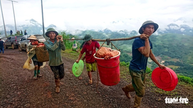 Tình người sẻ chia sau mưa lũ - Ảnh 4. Tình người sẻ chia sau mưa lũ - Ảnh 4.