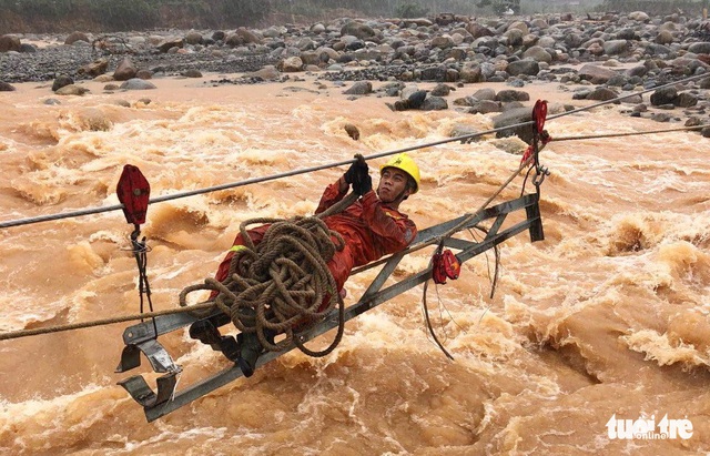 Tình người sẻ chia sau mưa lũ - Ảnh 6. Tình người sẻ chia sau mưa lũ - Ảnh 6.