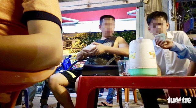 Thản nhiên ghi độ World Cup trên vỉa hè - Ảnh 1. Thản nhiên ghi độ World Cup trên vỉa hè - Ảnh 1.