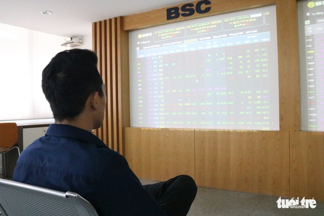 Nhà đầu tư chốt lời, cổ phiếu ngân hàng rớt giá - Ảnh 1. Nhà đầu tư chốt lời, cổ phiếu ngân hàng rớt giá - Ảnh 1.