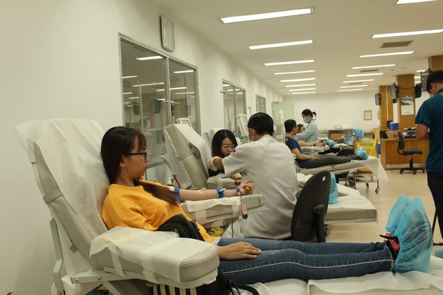 Gần 200 người tham gia hiến máu vì bệnh nhân ung thư - Ảnh 2. Gần 200 người tham gia hiến máu vì bệnh nhân ung thư - Ảnh 2.