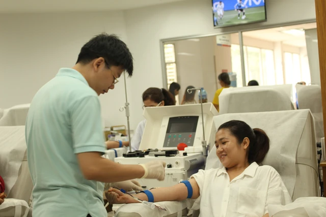 Gần 200 người tham gia hiến máu vì bệnh nhân ung thư - Ảnh 1. Gần 200 người tham gia hiến máu vì bệnh nhân ung thư - Ảnh 1.
