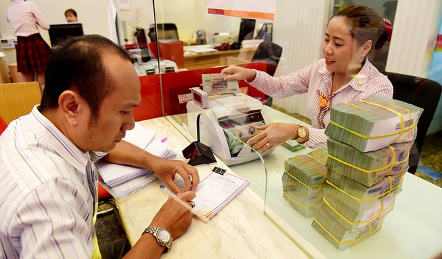 Siết tín dụng, lãi suất có tăng? - Ảnh 1. Siết tín dụng, lãi suất có tăng? - Ảnh 1.
