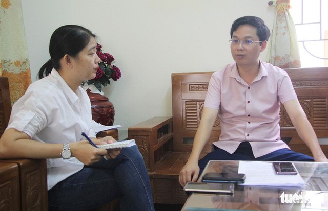 Khiển trách 5 cán bộ vụ hàng loạt cô giáo quỳ - Ảnh 1. Khiển trách 5 cán bộ vụ hàng loạt cô giáo quỳ - Ảnh 1.