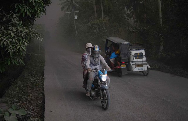 Núi lửa tại Philippines phun cột dung nham cao 700m - Ảnh 3. Núi lửa tại Philippines phun cột dung nham cao 700m - Ảnh 3.