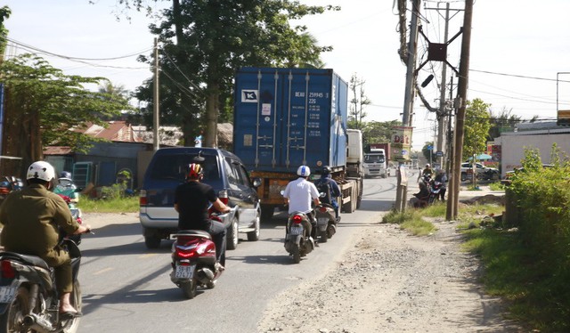 Đường hẹp, xe đông - tai nạn liên tục - Ảnh 1. Đường hẹp, xe đông - tai nạn liên tục - Ảnh 1.