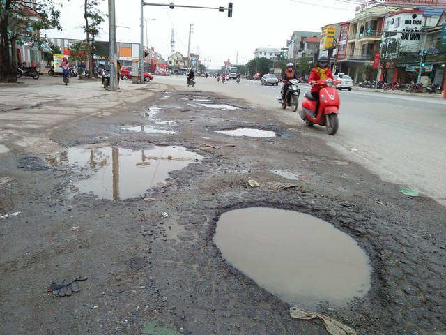 Bất an với nắp cống, ổ gà trên quốc lộ 1 - Ảnh 4. Bất an với nắp cống, ổ gà trên quốc lộ 1 - Ảnh 4.