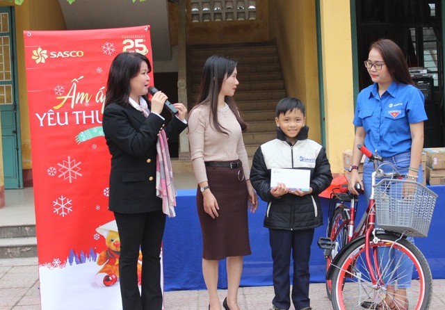 SASCO tặng áo ấm, học bổng cho trẻ vùng cao - Ảnh 2. SASCO tặng áo ấm, học bổng cho trẻ vùng cao - Ảnh 2.