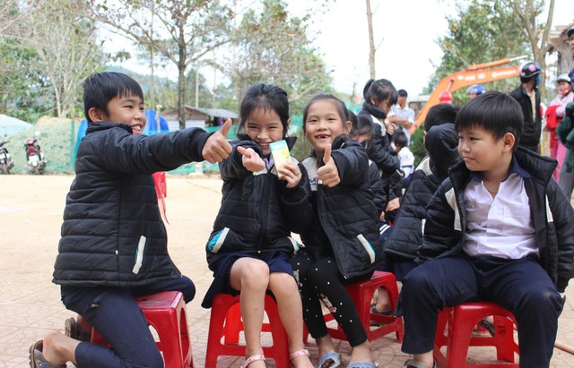 SASCO tặng áo ấm, học bổng cho trẻ vùng cao - Ảnh 1. SASCO tặng áo ấm, học bổng cho trẻ vùng cao - Ảnh 1.