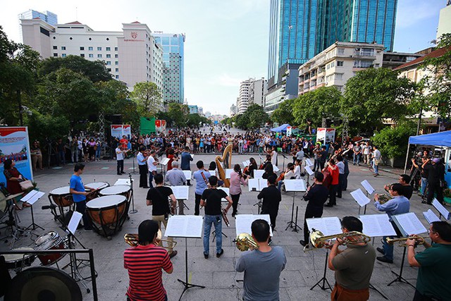 Trình diễn giao hưởng flashmob của Happiness Concert by Acecook Vietnam - Ảnh 3. Trình diễn giao hưởng flashmob của Happiness Concert by Acecook Vietnam - Ảnh 3.