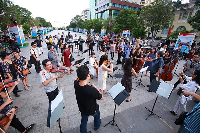 Trình diễn giao hưởng flashmob của Happiness Concert by Acecook Vietnam - Ảnh 6. Trình diễn giao hưởng flashmob của Happiness Concert by Acecook Vietnam - Ảnh 6.