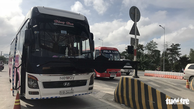 Xe giường nằm dàn hàng ở BOT Sóc Trăng, đã có xô xát - Ảnh 2. Xe giường nằm dàn hàng ở BOT Sóc Trăng, đã có xô xát - Ảnh 2.