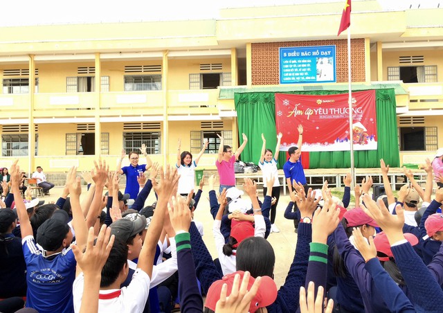 SASCO tặng áo ấm, học bổng cho trẻ vùng cao - Ảnh 3. SASCO tặng áo ấm, học bổng cho trẻ vùng cao - Ảnh 3.