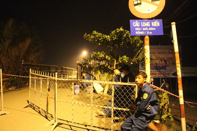 Sập cầu Long Kiểng, hàng trăm người trắng đêm sửa chữa - Ảnh 5. Sập cầu Long Kiểng, hàng trăm người trắng đêm sửa chữa - Ảnh 5.