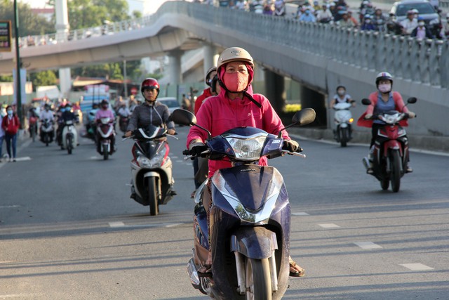 Sài Gòn se lạnh, người dân xúng xính áo ấm ra đường - Ảnh 1. Sài Gòn se lạnh, người dân xúng xính áo ấm ra đường - Ảnh 1.