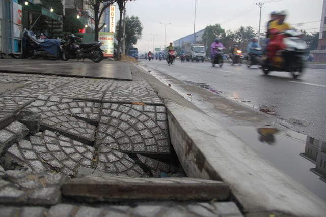 Vỉa hè đường APEC mới dùng vài tháng đã hỏng - Ảnh 1. Vỉa hè đường APEC mới dùng vài tháng đã hỏng - Ảnh 1.