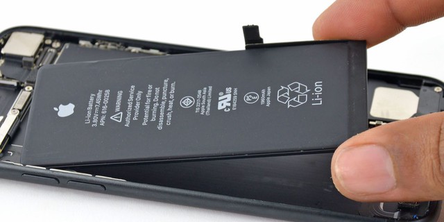 Người Việt đi kiện Apple vì cố tình làm chậm iPhone cũ - Ảnh 1. Người Việt đi kiện Apple vì cố tình làm chậm iPhone cũ - Ảnh 1.