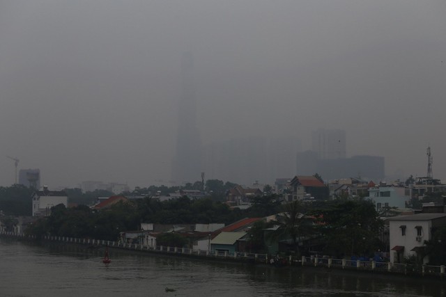 Mù bao phủ, ô nhiễm tại Sài Gòn tăng - Ảnh 2. Mù bao phủ, ô nhiễm tại Sài Gòn tăng - Ảnh 2.