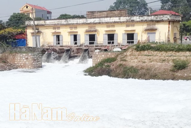 Sông đầy bọt trắng ở Hà Nam ô nhiễm vượt chuẩn hơn 50 lần - Ảnh 1. Sông đầy bọt trắng ở Hà Nam ô nhiễm vượt chuẩn hơn 50 lần - Ảnh 1.