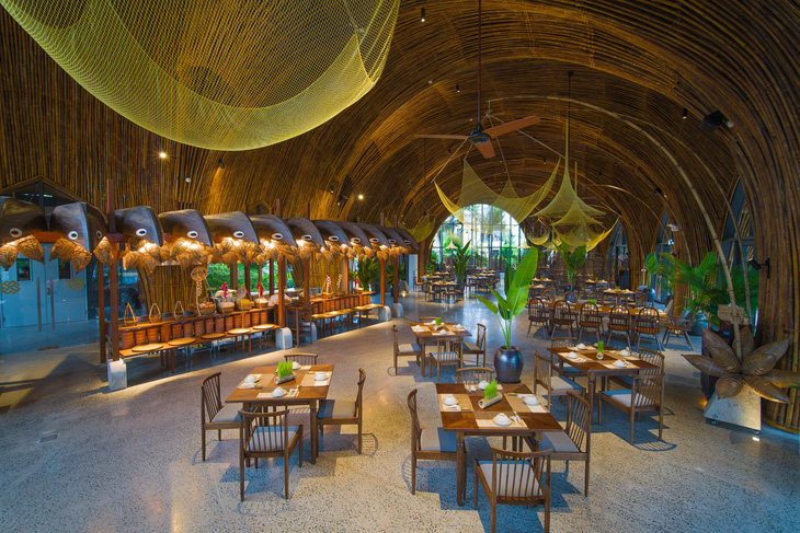 Không gian bên trong nhà hàng Bếp Tre được thiết kế với cảm hứng từ các làng nghề truyền thống Hội An