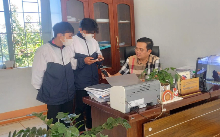 Hai học sinh t?nguyện giao nộp tài khoản game online cho thầy hiệu trưởng - Ảnh: Trường THPT Trần Cao Vân