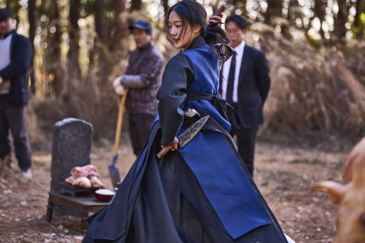 Một phân cảnh ấn tượng của Kim Go Eun trong Quật mộ trùng ma - Ảnh: ĐPCC