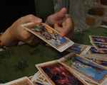 Coi bài Tarot ở Sài Gòn, mê tín hay phong trào?