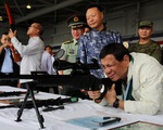 Philippines: miệng vuốt ve Mỹ, tay cầm vũ khí Trung Quốc
