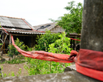 Dân Cà Mau lấy lưới, ống nước &quot;neo&quot; nhà chống bão