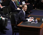 Mark Zuckerberg kê nệm ngồi để khỏa lấp chiều cao khiêm tốn?