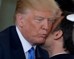 Ông Trump bất ngờ với nụ hôn kiểu Pháp