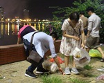 Bạn trẻ dọn sạch rác bờ sông Hàn sau pháo hoa