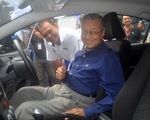 Thủ tướng Malaysia Mahathir Mohamad tự lái xe ô tô do Malaysia sản xuất