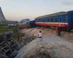 Tàu hỏa chở 400 hành khách lật khi tông xe tải, 2 người chết
