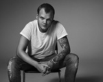 DJ Avicii có thể đã tự tử bằng một mảnh thủy tinh